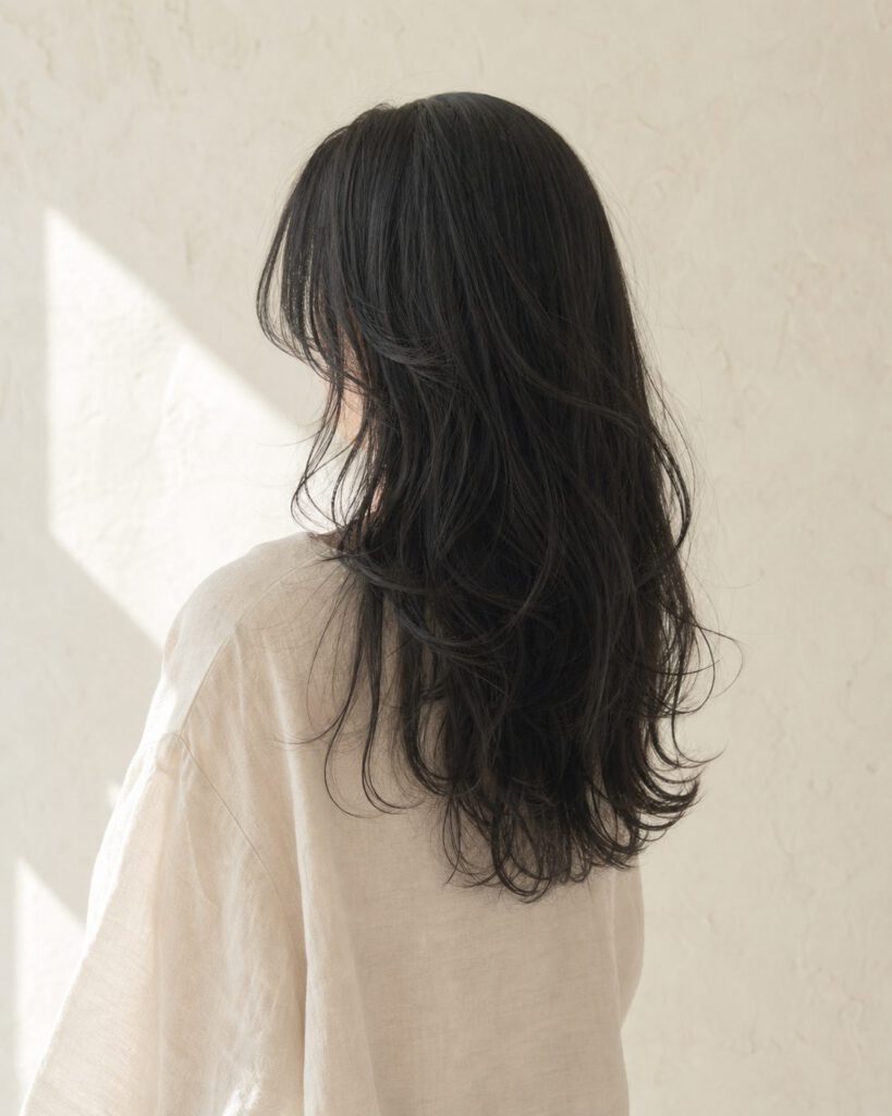 黒髪を軽く見せるレイヤー