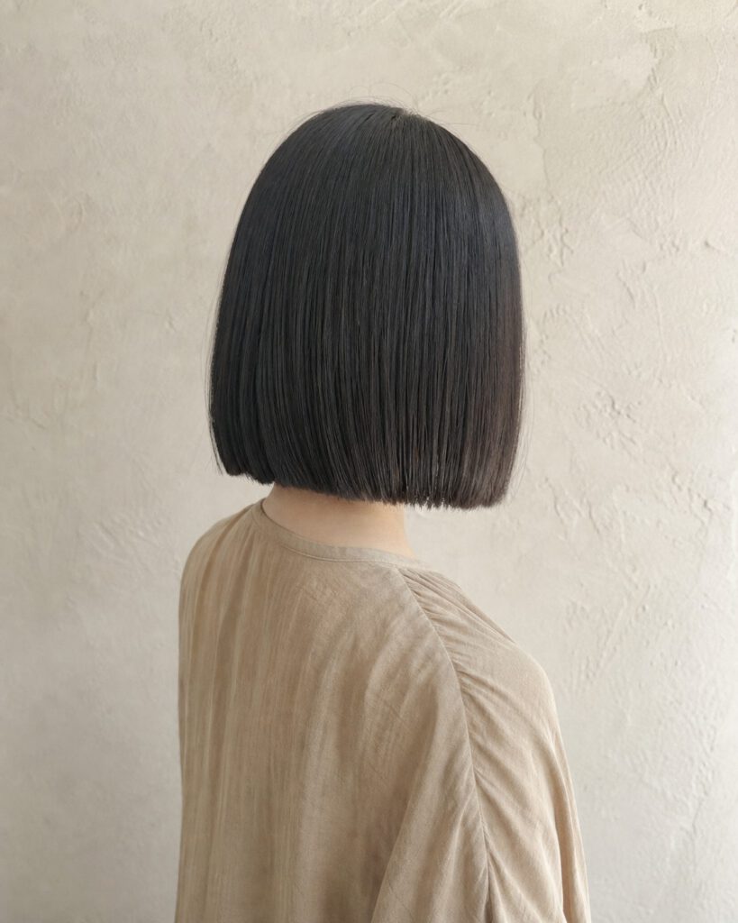直毛を活かした重みのあるボブ